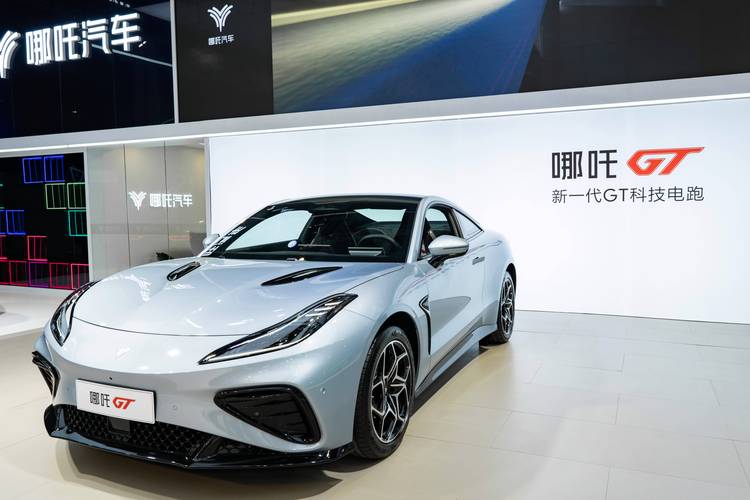 广州113哪吒汽车在智能汽车领域的表现，领途汽车在新能源汽车市场中的影响力